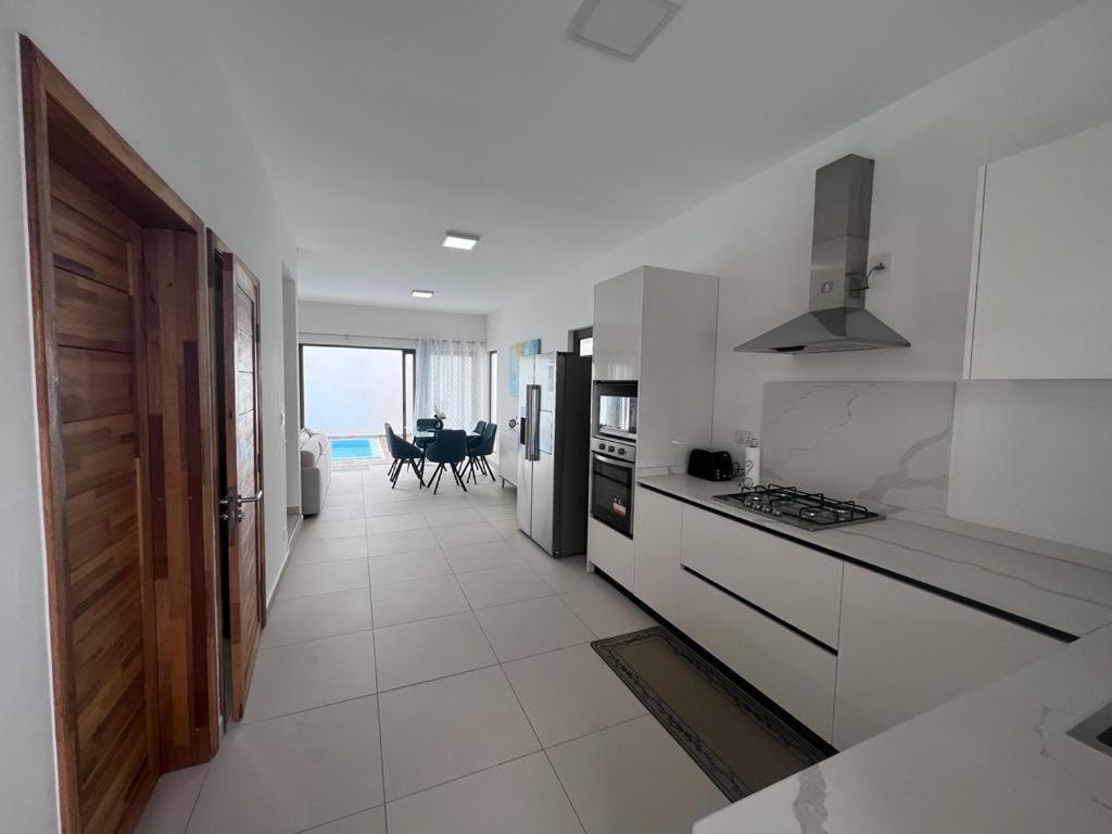 Azure 4 Bedrooms Haven Retreat: Where Tranquility Meets Turquoise Waters, Flic En Flac Mauritius Exterior foto